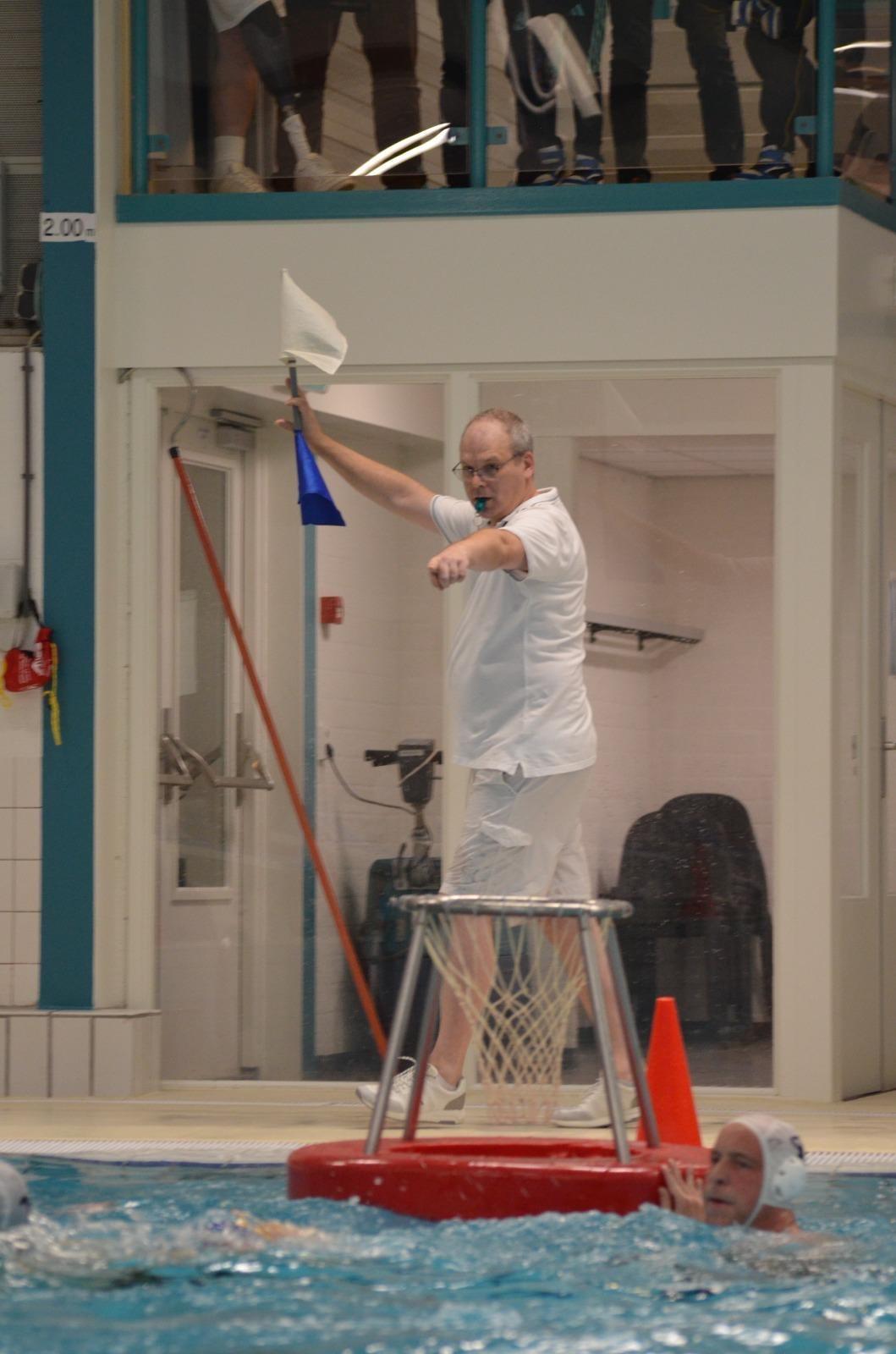 Dolf in actie als scheidsrechter bij waterbasketbal